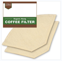 Кофейные фильтры из органической конопли наливают на многоразовые конусные кофейные фильтры для капельных кофеварок